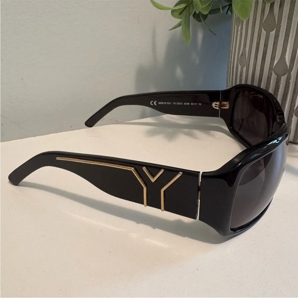 Yves Saint Laurent (YSL) sunglasses 6220/S model